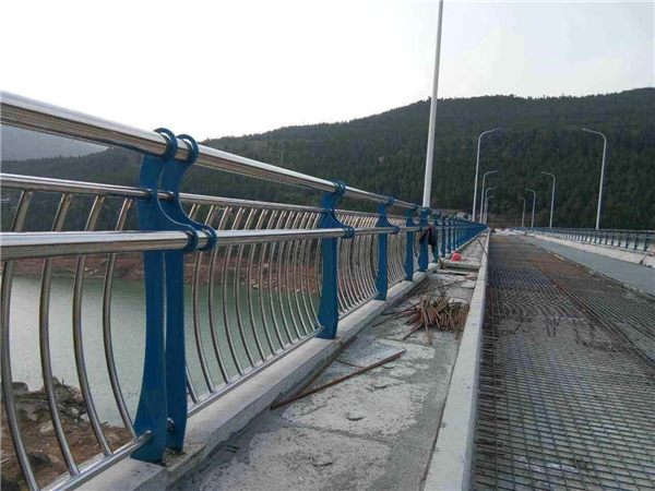 彭水不锈钢桥梁护栏的特点及其在桥梁安全中的重要作用