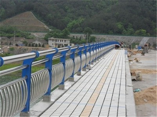 彭水不锈钢桥梁护栏的特性及其在现代建筑中的应用
